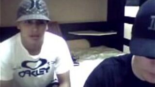 Скучающие натуралы развлекаются перед камерой - порно видео