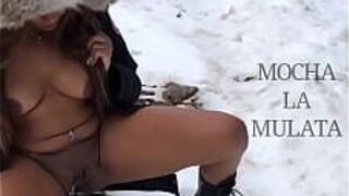 Мочиться голышом на улице в снегу. - МоккаЛа Мулата - порно видео