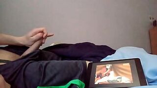 Мастурбирует на хентай Наруто - порно видео