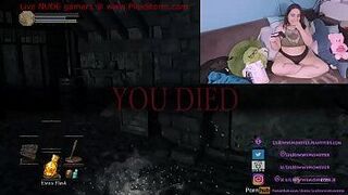 Ботанистая толстушка играет в видеоигры, а затем наказывает себя за плохую игру. - порно видео