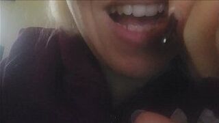 давай поговорим о твоих грязных туалетных тисках и посмотрим, как я писаю! - порно видео