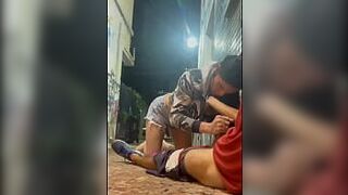 Алина Таварес Я увидела блондинку на карнавале в Кампинасе и не удержалась, я соблазнила его на улице, хотя все проходили мимо, мы пошли в переулок, чтобы заняться сексом, шум был такой сильный, что нас облили водой и наконец пешеход нас догнал! - порно видео