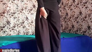 Арабская жена в хиджабе возбуждена, и она звонит своему любовнику - порно видео