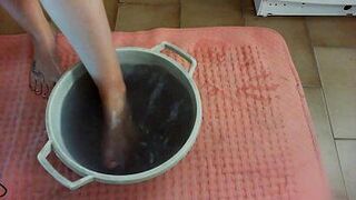 За своего хозяина я весь день ходил босиком, смотрю как я подчиняюсь - порно видео