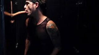 Прямой мужчина у глорихола - порно видео