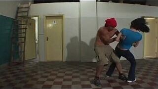 Симпатичный шмель занимается грубым сексом - порно видео